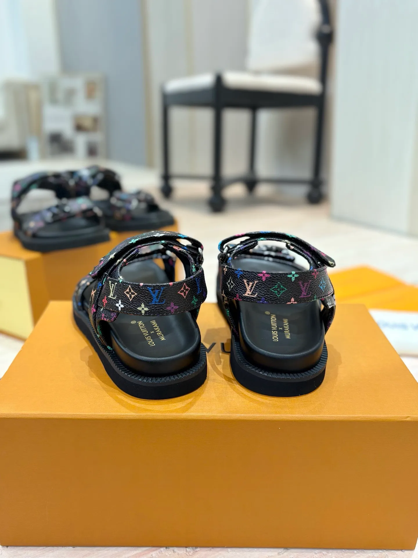 👟👟Ex-factory price 460👟👟 LV 2025 spring and summer new products 🥰 Popular LV donkey brand counters Embossed logo embossed sandals This Pool Pillow Comfort flat sandals are made of technical fabrics and use high-frequency embossing technology to reinterpret the Monogram pattern. Soft padded upper with adjustable Velcro, comfortable and tough insole adds harmonious colors 👍New hard goods, purchasing agent level! Full of high-end feel! A popular model among bloggers at home and abroad, it’s retro and fashionable and looks amazing on your feet! The official website's main recommendation 👍👍 ✅ Upper: waterproof special original fabric ✅ Inner lining: imported mixed sheepskin ✅ Outsole: original molded foam outsole ✅ Number of sizes: women's size 35-45 (women's size 41 men's 38.45, custom-made, non-refundable) ✅ Packaging: full set of drawer boxes ​